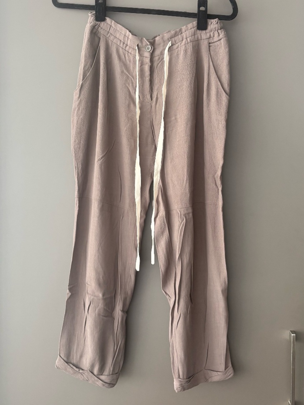Aritzia Wilfrid Allant Pant in Light Brown Flowwy Pant Tailored Pant